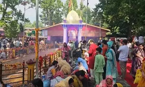 Jammu: हजारों श्रद्धालुओं ने खीर भवानी माता के दर्शन कर लिया आशीर्वाद Jammu: हजारों श्रद्धालुओं ने खीर भवानी माता के दर्शन कर लिया आशीर्वाद