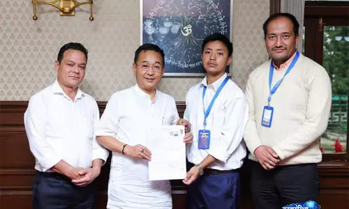सिक्किम के मुख्यमंत्री तमांग ने SIR फ़ॉर्म जमा किया, नागरिकों से समय पर भाग लेने की अपील की सिक्किम के मुख्यमंत्री तमांग ने SIR फ़ॉर्म जमा किया, नागरिकों से समय पर भाग लेने की अपील की