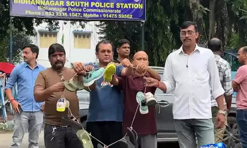 पूर्व खेल मंत्री अरूप विश्वास के खिलाफ फुटबॉल फैंस का प्रदर्शन, थाने के बाहर जूते की माला लेकर पहुंचे पूर्व खेल मंत्री अरूप विश्वास के खिलाफ फुटबॉल फैंस का प्रदर्शन, थाने के बाहर जूते की माला लेकर पहुंचे