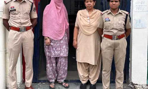 मोतीबाग चौक के पास महिला गांजा के साथ गिरफ्तार मोतीबाग चौक के पास महिला गांजा के साथ गिरफ्तार