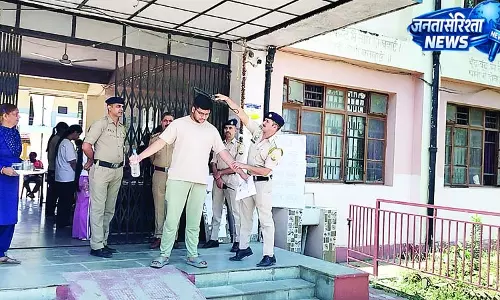 हमीरपुर के पांच केंद्रों में हुई नीट की परीक्षा हमीरपुर के पांच केंद्रों में हुई नीट की परीक्षा