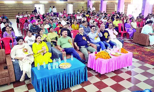 नृत्य-प्रस्तुतियों से जमाया रंग नृत्य-प्रस्तुतियों से जमाया रंग