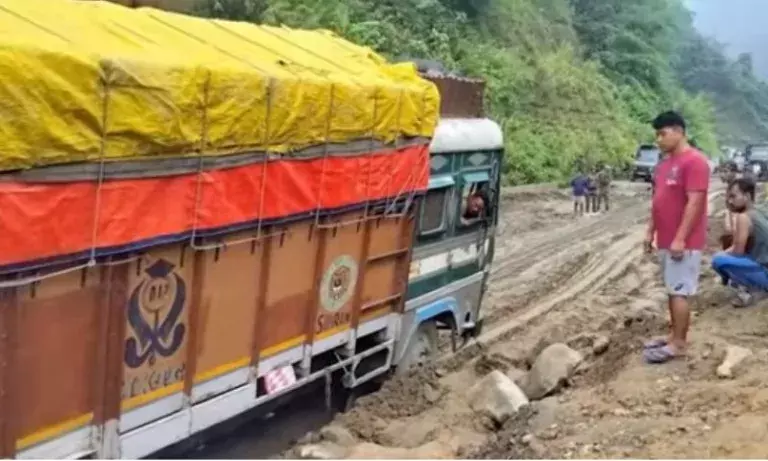 Manipur: NH-37 पर नुकसान बढ़ा, ड्राइवरों ने त्वरित मरम्मत की अपील Manipur: NH-37 पर नुकसान बढ़ा, ड्राइवरों ने त्वरित मरम्मत की अपील