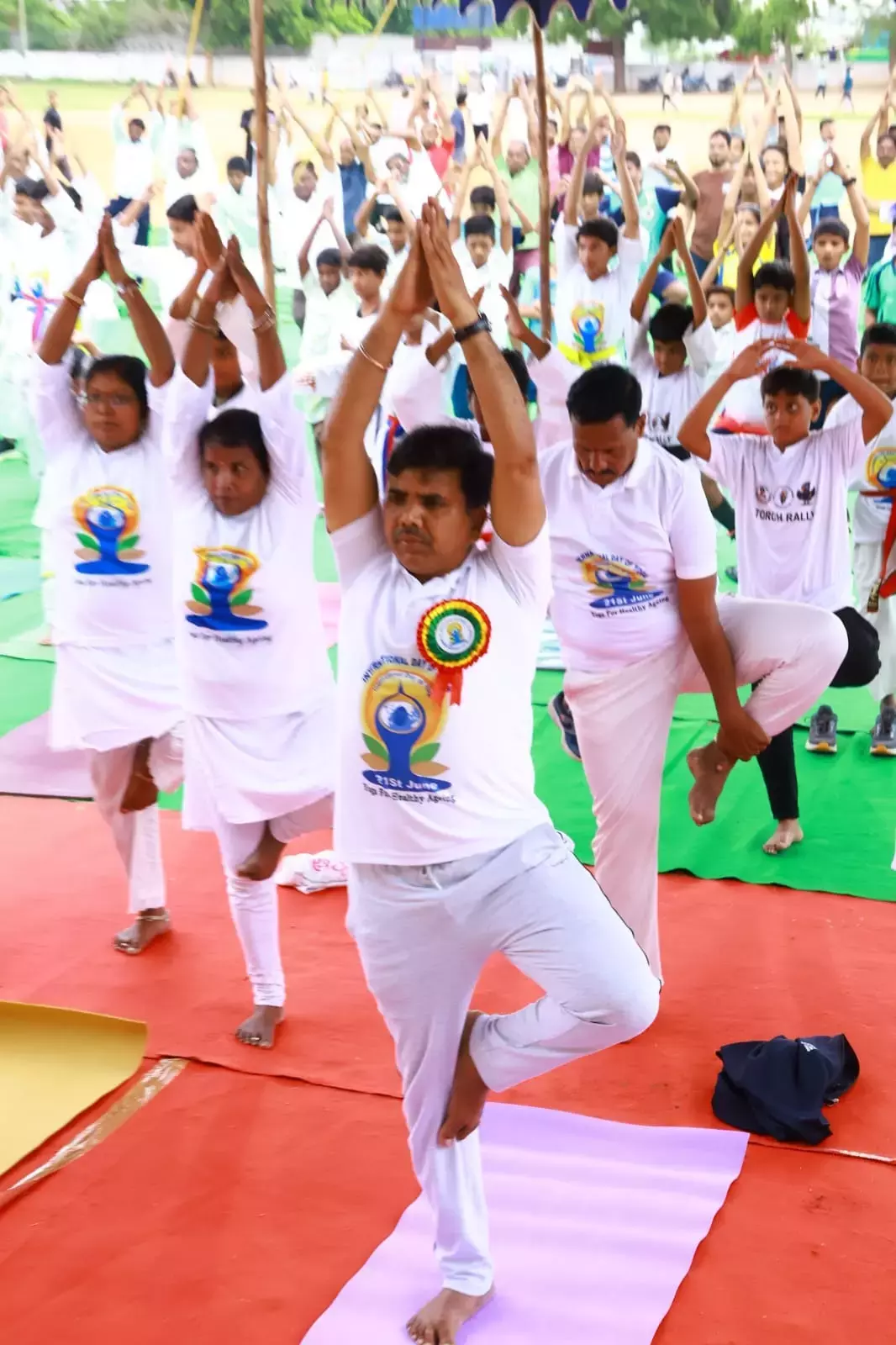 Telangana: नलगोंडा, खम्मम में योग दिवस समारोह में भारी भीड़ उमड़ी Telangana: नलगोंडा, खम्मम में योग दिवस समारोह में भारी भीड़ उमड़ी