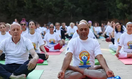 International Yoga Day 2026: बाकू ने स्वस्थ बुढ़ापे के लिए योग को अपनाया International Yoga Day 2026: बाकू ने स्वस्थ बुढ़ापे के लिए योग को अपनाया