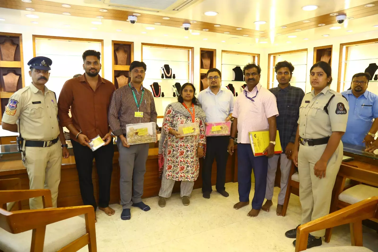 Telangana: हॉलमार्किंग उल्लंघन के लिए BIS ने एबिड्स में ज्वेलरी स्टोर पर छापा मारा; 1.6 kg ज्वेलरी ज़ब्त की गई