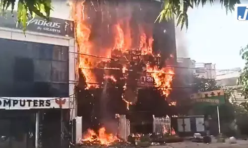 बिल्डिंग में भीषण आग: 14 लोगों की मौत, PM ने किया मुआवजे का ऐलान बिल्डिंग में भीषण आग: 14 लोगों की मौत, PM ने किया मुआवजे का ऐलान
