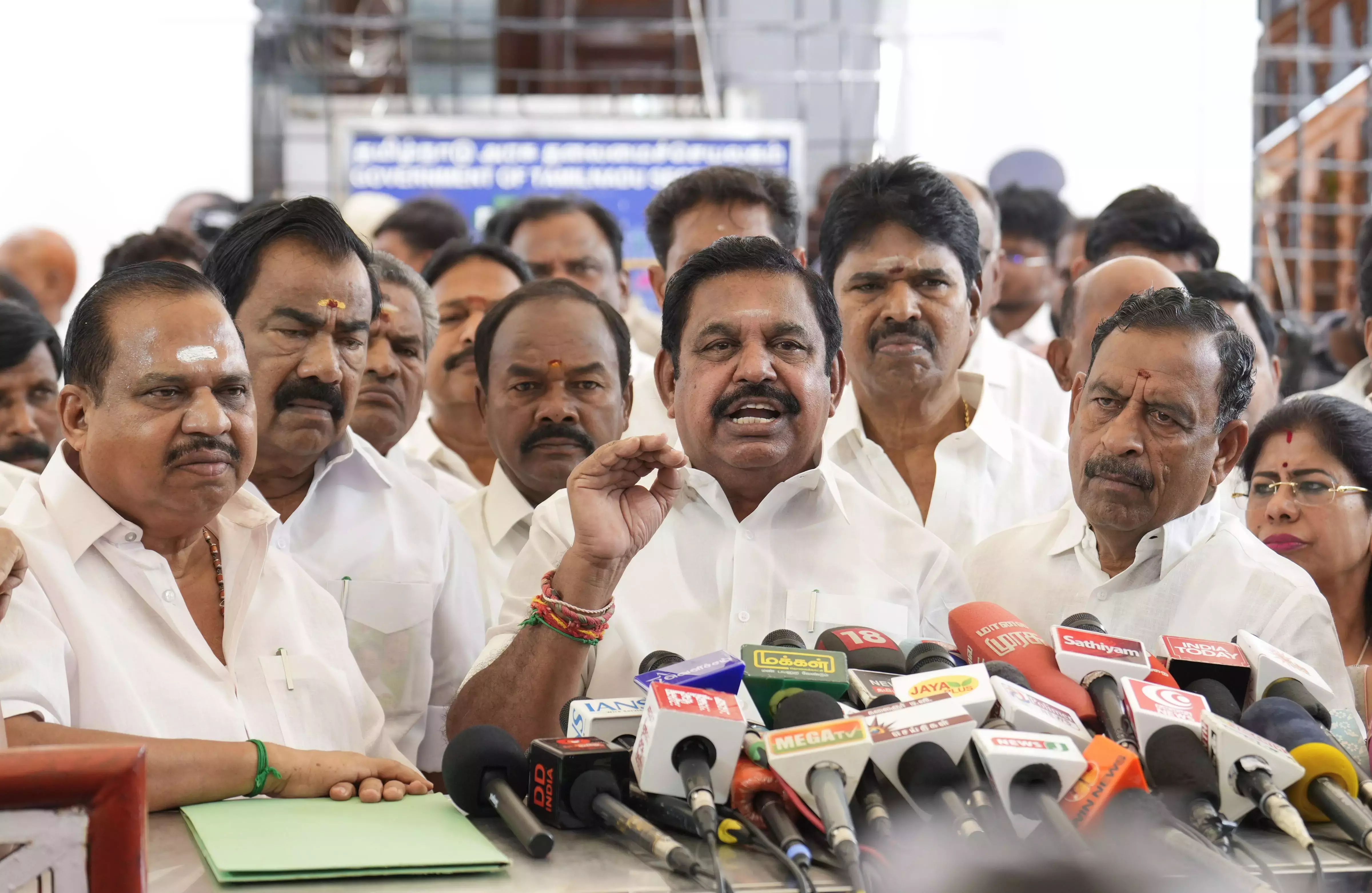 तमिलनाडु विधानसभा में बोलने से मना करने पर AIADMK ने वॉकआउट किया
