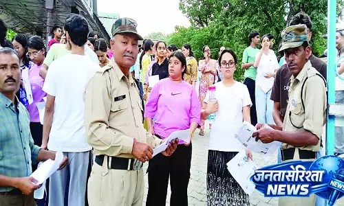 कड़े सुरक्षा घेरे में हुई नीट की परीक्षा कड़े सुरक्षा घेरे में हुई नीट की परीक्षा