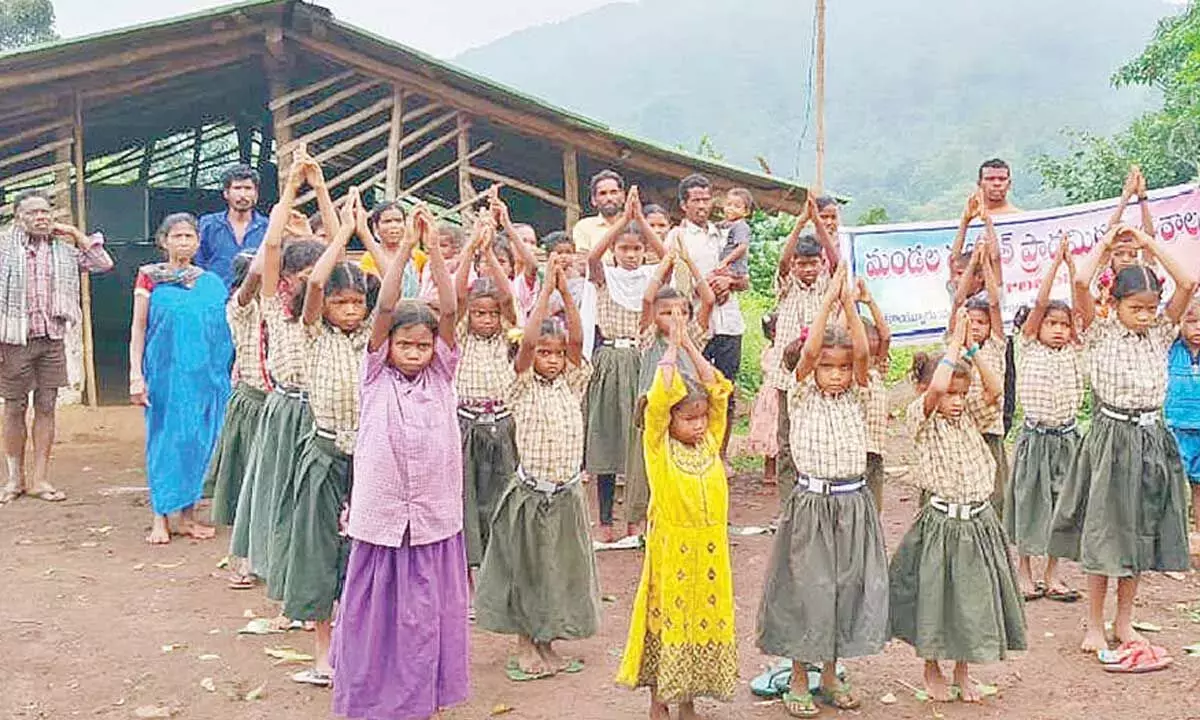 Andhra: आदिवासी बस्ती में एक सरकारी स्कूल बिना टीचर के है! Andhra: आदिवासी बस्ती में एक सरकारी स्कूल बिना टीचर के है!