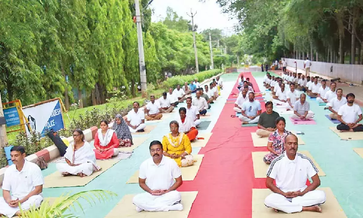 Andhra: आंध्र प्रदेश पुलिस मुख्यालय ने योग दिवस मनाया Andhra: आंध्र प्रदेश पुलिस मुख्यालय ने योग दिवस मनाया