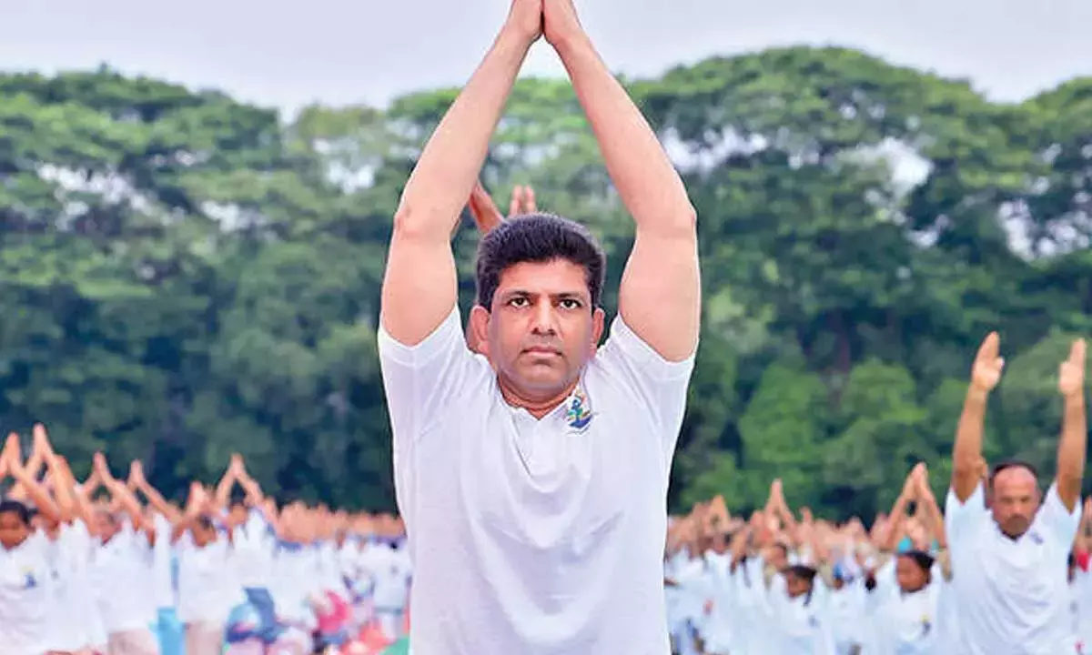 Andhra: युवाओं से मोबाइल से ध्यान हटाकर योग करने को कहा गया Andhra: युवाओं से मोबाइल से ध्यान हटाकर योग करने को कहा गया