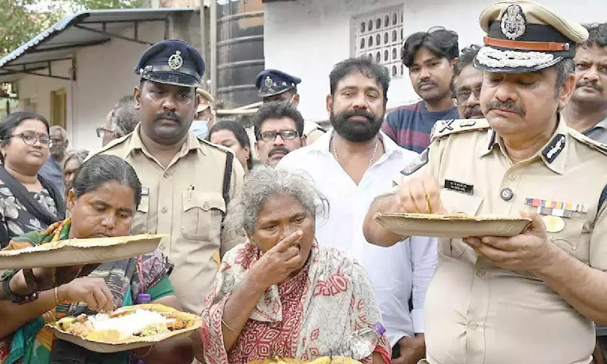 Andhra: शहर की पुलिस ने लगातार दूसरे साल प्रतिष्ठित SKOCH अवॉर्ड जीता Andhra: शहर की पुलिस ने लगातार दूसरे साल प्रतिष्ठित SKOCH अवॉर्ड जीता