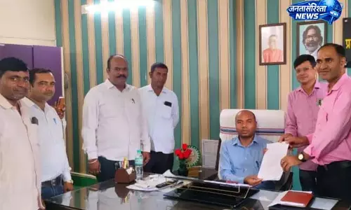 100 दिनों की हड़ताल के बाद मनरेगा कर्मी फिर सक्रिय 100 दिनों की हड़ताल के बाद मनरेगा कर्मी फिर सक्रिय