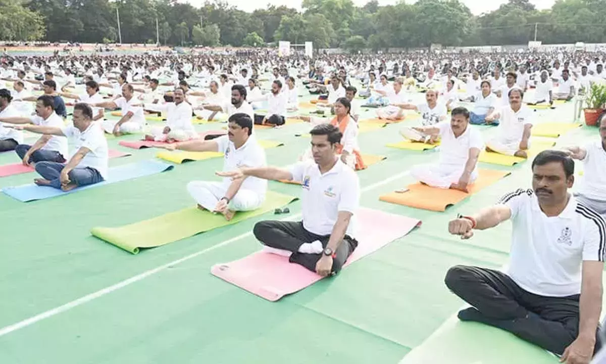 Andhra: योगांध्र का समापन ज़िलों में सामूहिक योग सत्रों के साथ शानदार तरीके से हुआ