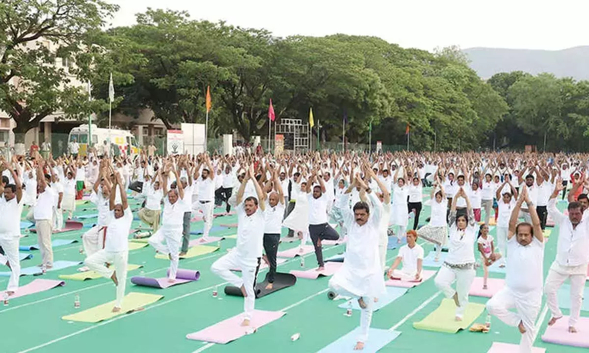 Andhra: योग शारीरिक फिटनेस, मानसिक विकास और मन की शांति को बढ़ावा देता है Andhra: योग शारीरिक फिटनेस, मानसिक विकास और मन की शांति को बढ़ावा देता है