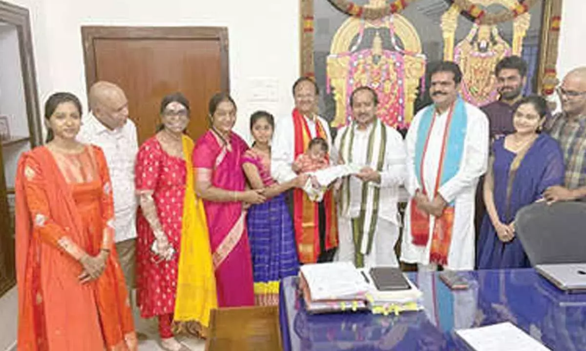 Andhra: टीटीडी को हैदराबाद मंदिर के संस्थापक से 1 करोड़ रुपये का बड़ा दान मिला Andhra: टीटीडी को हैदराबाद मंदिर के संस्थापक से 1 करोड़ रुपये का बड़ा दान मिला
