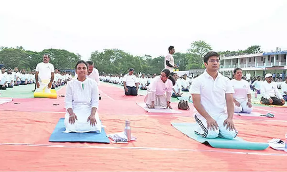 Andhra: कुरनूल ने ज़िलों में मेगा IYD ड्राइव के लिए 5.34 लाख लोगों को इकट्ठा किया Andhra: कुरनूल ने ज़िलों में मेगा IYD ड्राइव के लिए 5.34 लाख लोगों को इकट्ठा किया