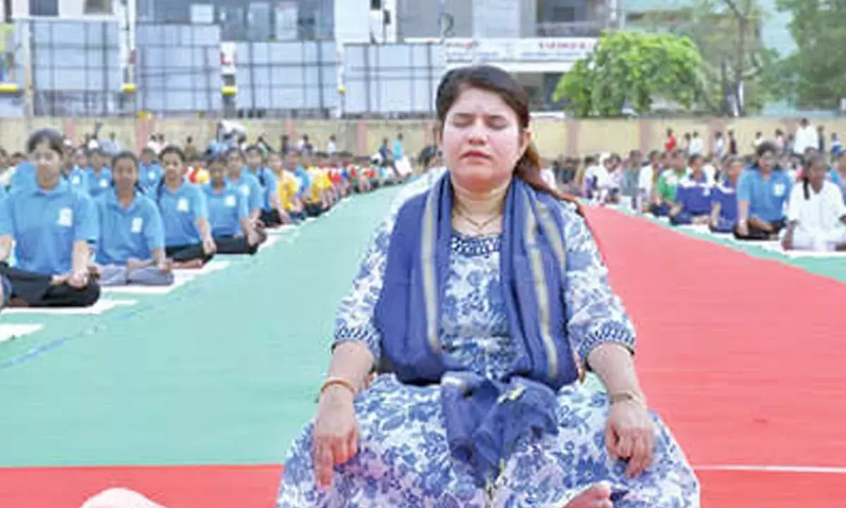 Andhra: नंदयाल जिले में 4,700 सेंटर्स पर करीब 4 लाख लोगों ने फिटनेस के लिए स्ट्रेचिंग की Andhra: नंदयाल जिले में 4,700 सेंटर्स पर करीब 4 लाख लोगों ने फिटनेस के लिए स्ट्रेचिंग की