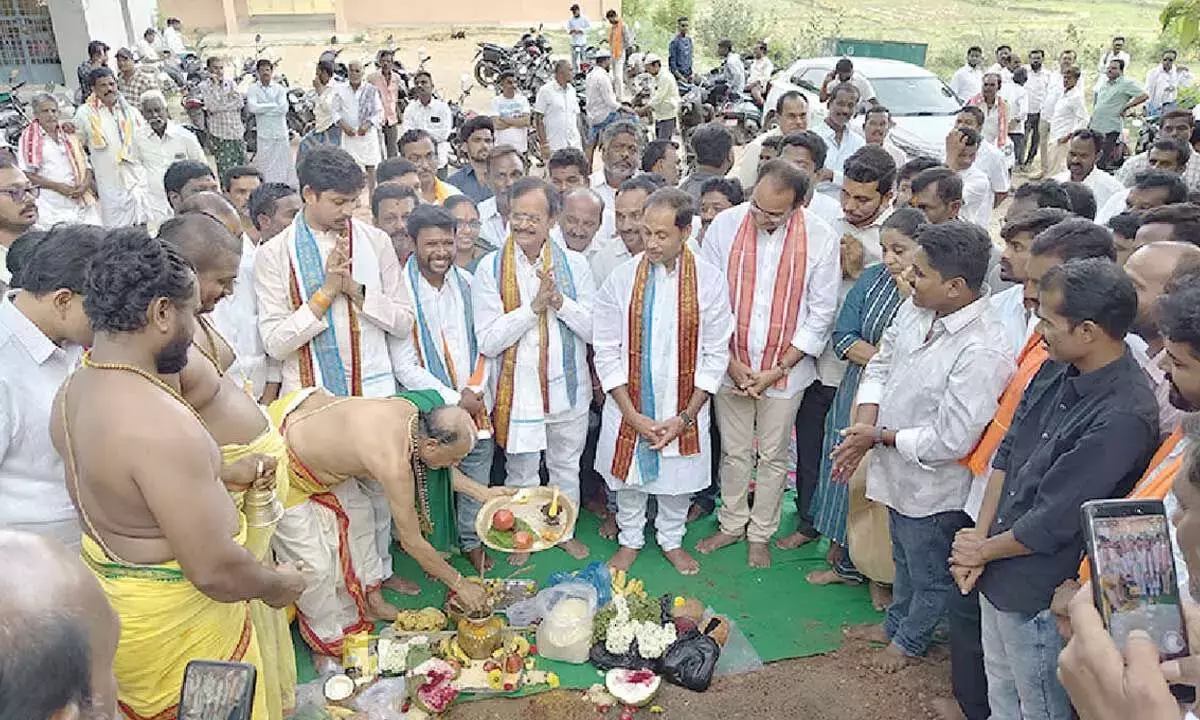 MLA प्रसाद ने स्तोत्रद्री पहाड़ी पर गिरिप्रदक्षिणा सड़क का शिलान्यास किया MLA प्रसाद ने स्तोत्रद्री पहाड़ी पर गिरिप्रदक्षिणा सड़क का शिलान्यास किया