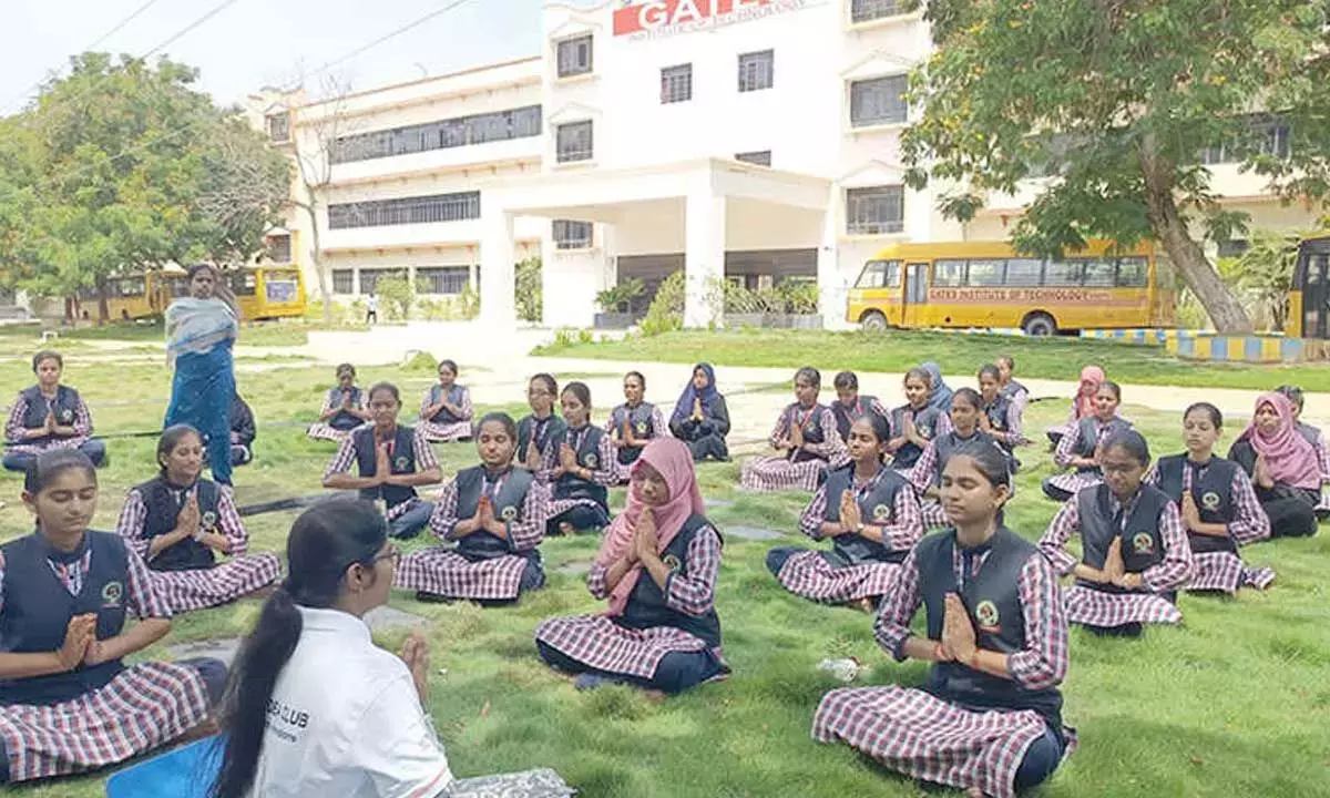 Andhra: गेट्स इंजीनियरिंग कॉलेज ने सप्ताह भर चलने वाले योग प्रशिक्षण शिविर का आयोजन किया Andhra: गेट्स इंजीनियरिंग कॉलेज ने सप्ताह भर चलने वाले योग प्रशिक्षण शिविर का आयोजन किया