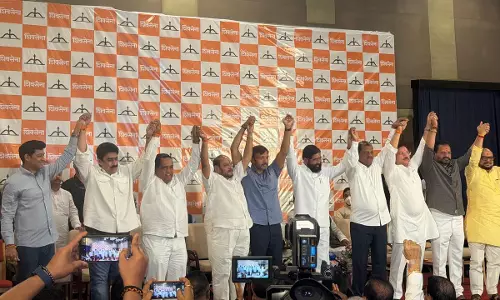 Maharashtra: UBT के छह बागी सांसद शिंदे गुट में शामिल हुए Maharashtra: UBT के छह बागी सांसद शिंदे गुट में शामिल हुए