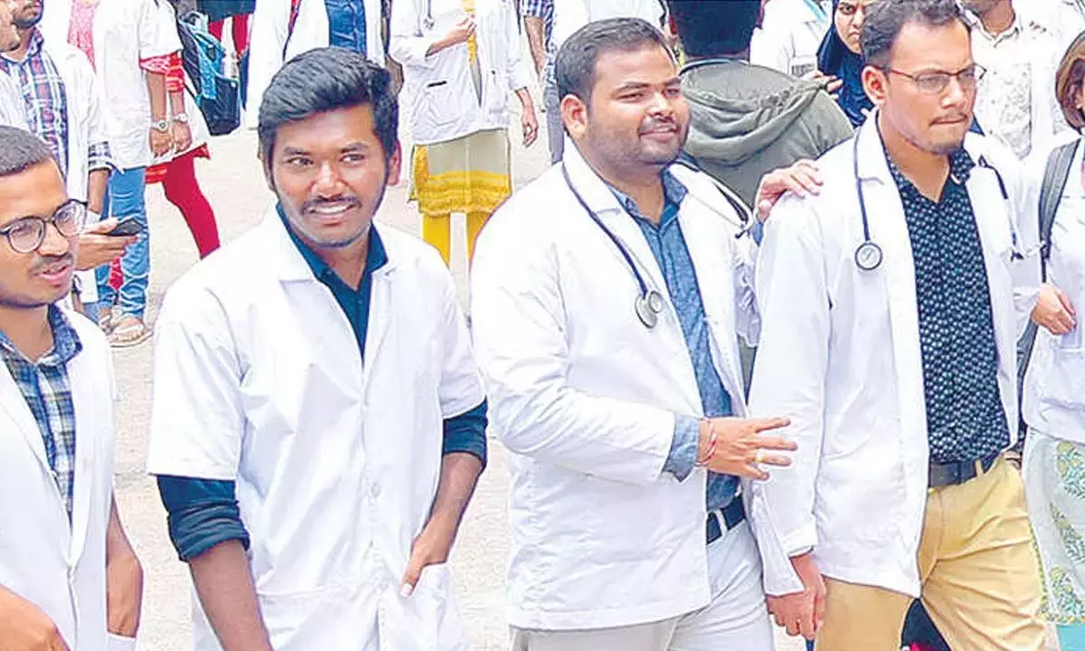 Telangana: मेड कॉलेज फैकल्टी की रिटायरमेंट उम्र बढ़ाने के कदम का विरोध