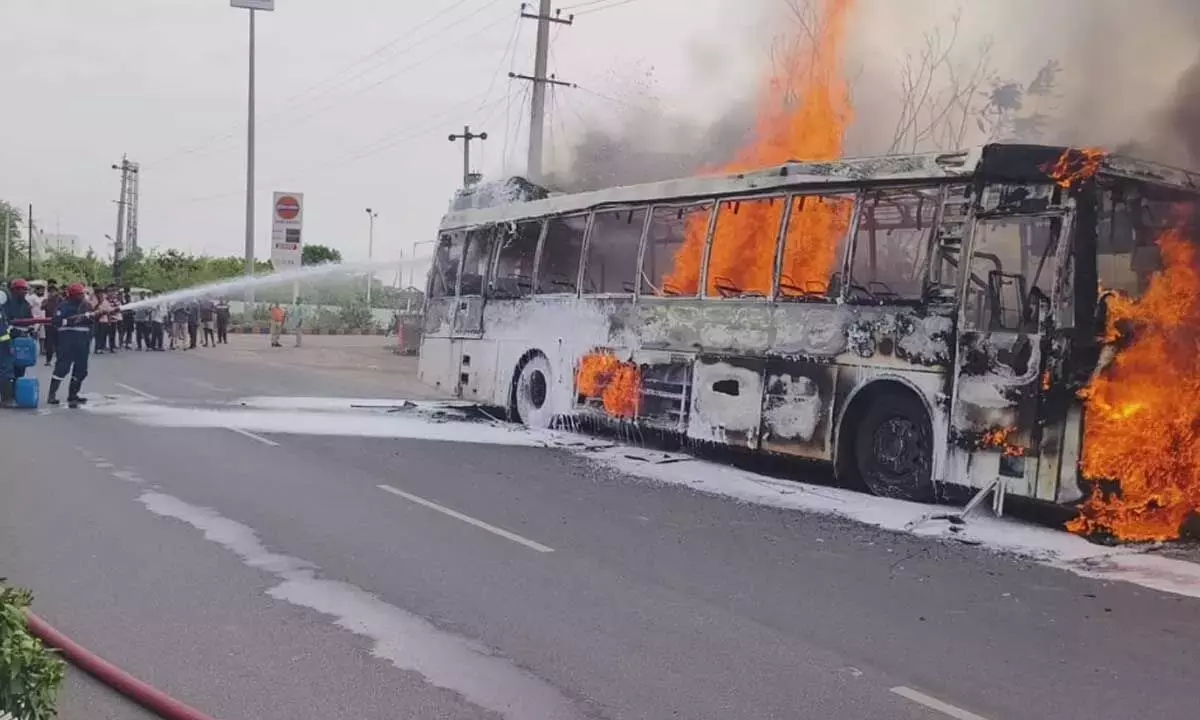 Telangana: करीमनगर के पास RTC इलेक्ट्रिक बस में आग लग गई; 37 यात्री बच गए Telangana: करीमनगर के पास RTC इलेक्ट्रिक बस में आग लग गई; 37 यात्री बच गए