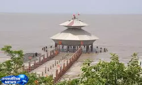 समुद्र की लहरों में डूबने वाला अनोखा शिव मंदिर