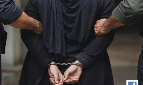 ATS का बड़ा एक्शन: जैश-ए-मोहम्मद के कथित स्लीपर सेल से जुड़ी महिला गिरफ्तार ATS का बड़ा एक्शन: जैश-ए-मोहम्मद के कथित स्लीपर सेल से जुड़ी महिला गिरफ्तार