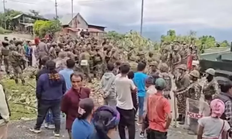 Manipur: अधिकारियों से सुरक्षा का भरोसा मिलने के बाद CoTU ने हाईवे से नाकेबंदी हटाई Manipur: अधिकारियों से सुरक्षा का भरोसा मिलने के बाद CoTU ने हाईवे से नाकेबंदी हटाई