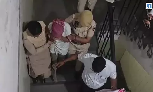 मोबाइल, AI और NEET एग्जाम...मोबाइल छिपाकर पहुंची छात्रा न्यायिक हिरासत में मोबाइल, AI और NEET एग्जाम...मोबाइल छिपाकर पहुंची छात्रा न्यायिक हिरासत में