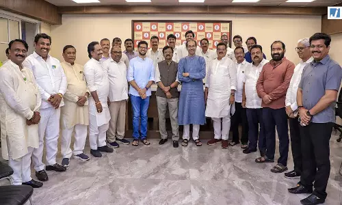 उद्धव ठाकरे की बैठक से 3 विधायक और 1 MLC गायब, गैरमौजूदगी ने बढ़ाई चिंता उद्धव ठाकरे की बैठक से 3 विधायक और 1 MLC गायब, गैरमौजूदगी ने बढ़ाई चिंता