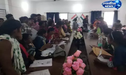 महुदी में महिलाओं का उत्साह, बारिश भी नहीं रोक पाई महुदी में महिलाओं का उत्साह, बारिश भी नहीं रोक पाई