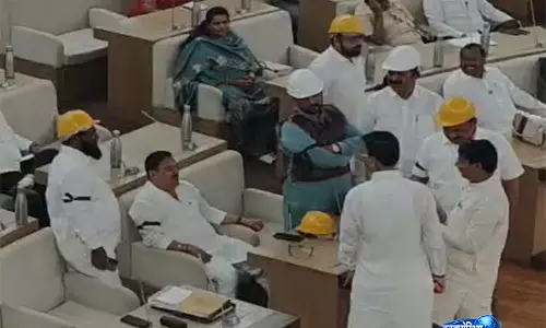 पुणे नगर निगम: विपक्षी पार्षदों ने सदन में पहनी हेलमेट, BJP से खतरे का आरोप पुणे नगर निगम: विपक्षी पार्षदों ने सदन में पहनी हेलमेट, BJP से खतरे का आरोप