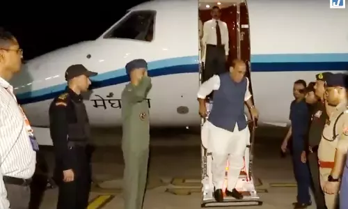 बड़ा दौरा: देर रत लखनऊ पहुंचे रक्षा मंत्री बड़ा दौरा: देर रत लखनऊ पहुंचे रक्षा मंत्री