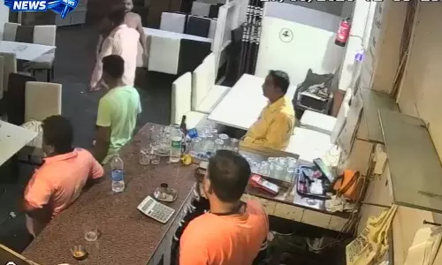 बार में नशे में हंगामा, वेटर से मारपीट और जातिसूचक गाली-गलौज, आरोपी गिरफ्तार