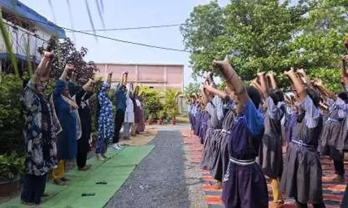 चिलकुटी और बाबूसेमरा के स्कूलों में गूंजा करो योग, रहो निरोग का नारा चिलकुटी और बाबूसेमरा के स्कूलों में गूंजा करो योग, रहो निरोग का नारा
