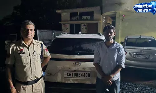 हाईवे पर सनरूफ से स्टंट करना युवक को पड़ा भारी, कार जब्त हाईवे पर सनरूफ से स्टंट करना युवक को पड़ा भारी, कार जब्त