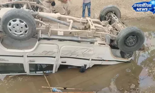 आबकारी विभाग के वाहन की टक्कर से एक की मौत, दो घायल