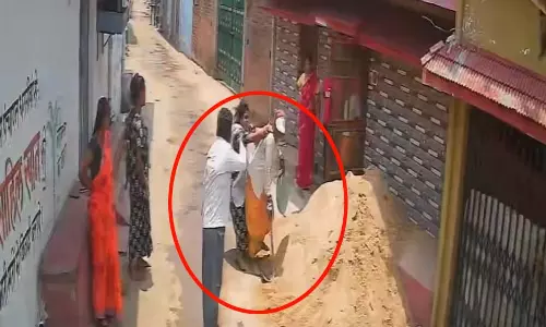 धरसीवां में स्वच्छता अभियान पर विवाद, महिला पंच से मारपीट, CCTV में कैद घटना धरसीवां में स्वच्छता अभियान पर विवाद, महिला पंच से मारपीट, CCTV में कैद घटना