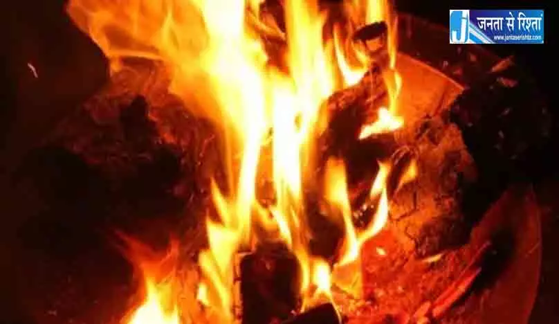 आधी रात पड़ोसी प्रेमी को बुलाया और पति को किया आग के हवाले, महिला की करतूत