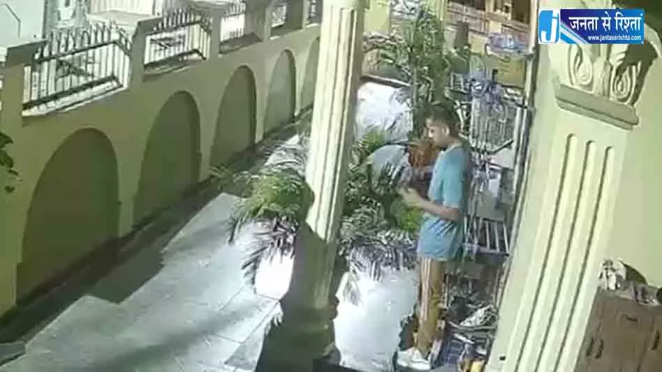 महिला वस्त्र चुराने वाला CCTV में कैद, दीवार फांदकर घर में किया था प्रवेश महिला वस्त्र चुराने वाला CCTV में कैद, दीवार फांदकर घर में किया था प्रवेश