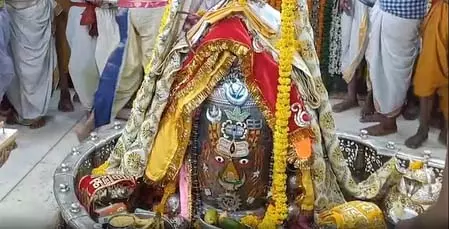 राम नाम की माला पहनाकर सिर पर रमाई गई भस्म, त्रिपुंड व त्रिनेत्र से सजे बाबा महाकाल राम नाम की माला पहनाकर सिर पर रमाई गई भस्म, त्रिपुंड व त्रिनेत्र से सजे बाबा महाकाल