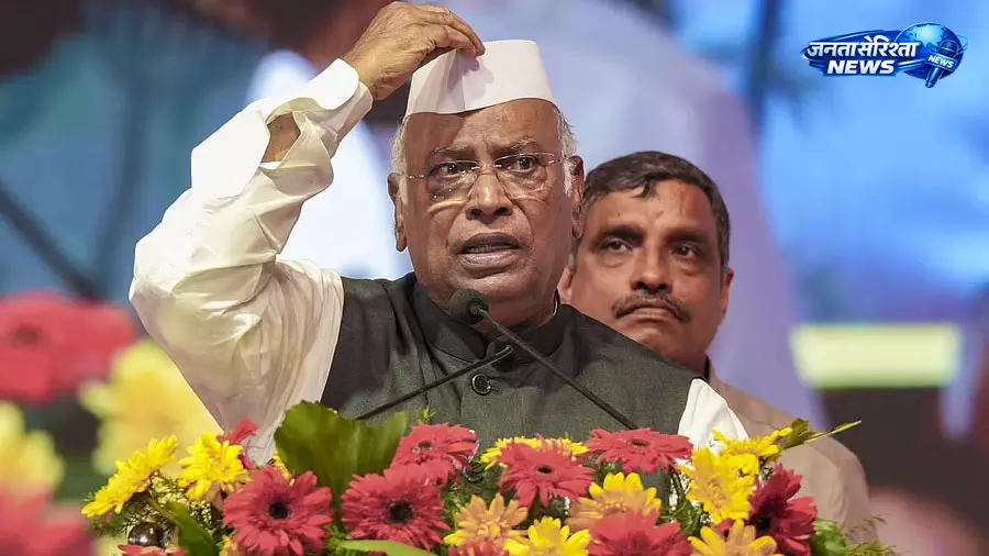 Bengaluru कार्यक्रम में नारेबाजी पर भड़के मल्लिकार्जुन खड़गे, पार्टी कार्यकर्ताओं को दी चेतावनी Bengaluru कार्यक्रम में नारेबाजी पर भड़के मल्लिकार्जुन खड़गे, पार्टी कार्यकर्ताओं को दी चेतावनी