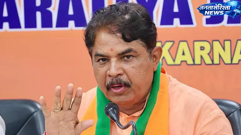 Karnataka : राजनीति में बयानबाज़ी तेज, आर. अशोक ने कांग्रेस पर लगाया ‘हॉर्स ट्रेडिंग’ का आरोप Karnataka : राजनीति में बयानबाज़ी तेज, आर. अशोक ने कांग्रेस पर लगाया ‘हॉर्स ट्रेडिंग’ का आरोप