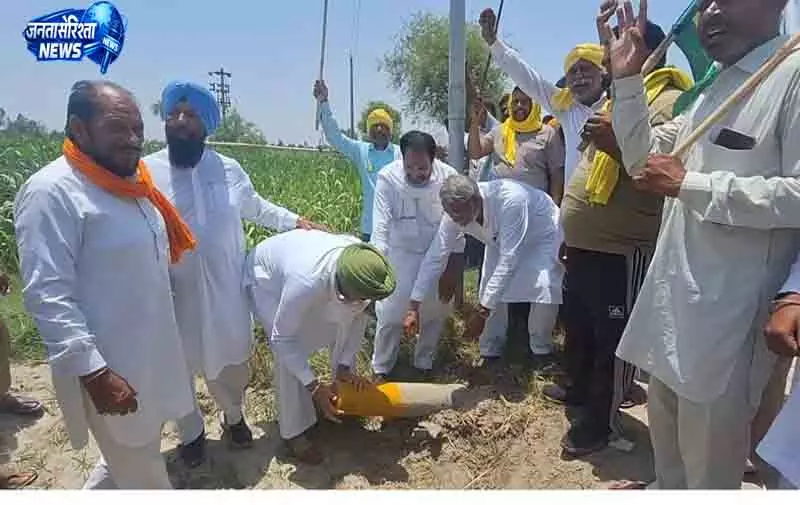 Fazilka सर्वे खंभे हटाकर किसानों ने जताया विरोध Fazilka सर्वे खंभे हटाकर किसानों ने जताया विरोध