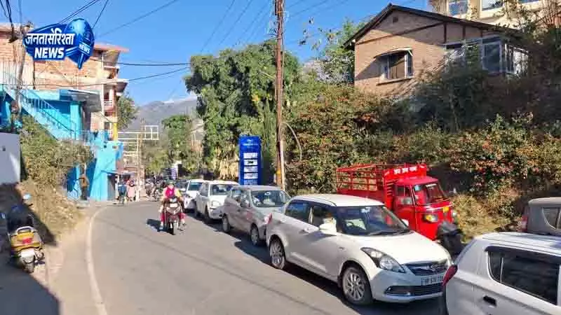 Palampur पर्यटकों की भीड़ से बढ़ा यातायात संकट Palampur पर्यटकों की भीड़ से बढ़ा यातायात संकट