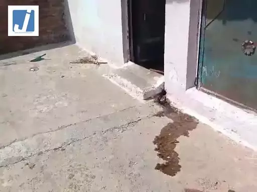 सनसनीखेज वारदात: तीन लोगों की हत्या से हड़कंप, इलाके में तरह-तरह की चर्चाएं सनसनीखेज वारदात: तीन लोगों की हत्या से हड़कंप, इलाके में तरह-तरह की चर्चाएं