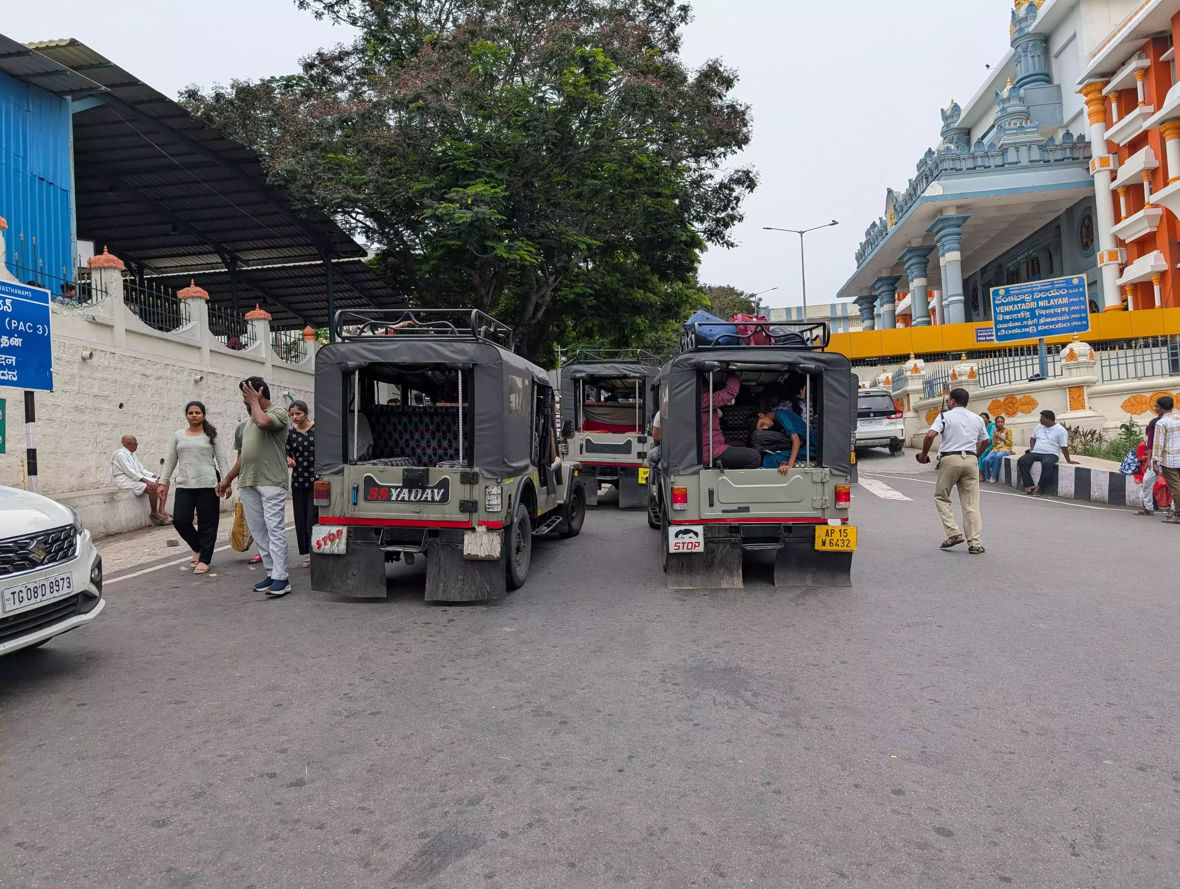 पहाड़ी की तलहटी में लूट: तिरुमाला में प्राइवेट टैक्सी वाले श्रद्धालुओं से मनमाना किराया वसूल रहे हैं पहाड़ी की तलहटी में लूट: तिरुमाला में प्राइवेट टैक्सी वाले श्रद्धालुओं से मनमाना किराया वसूल रहे हैं